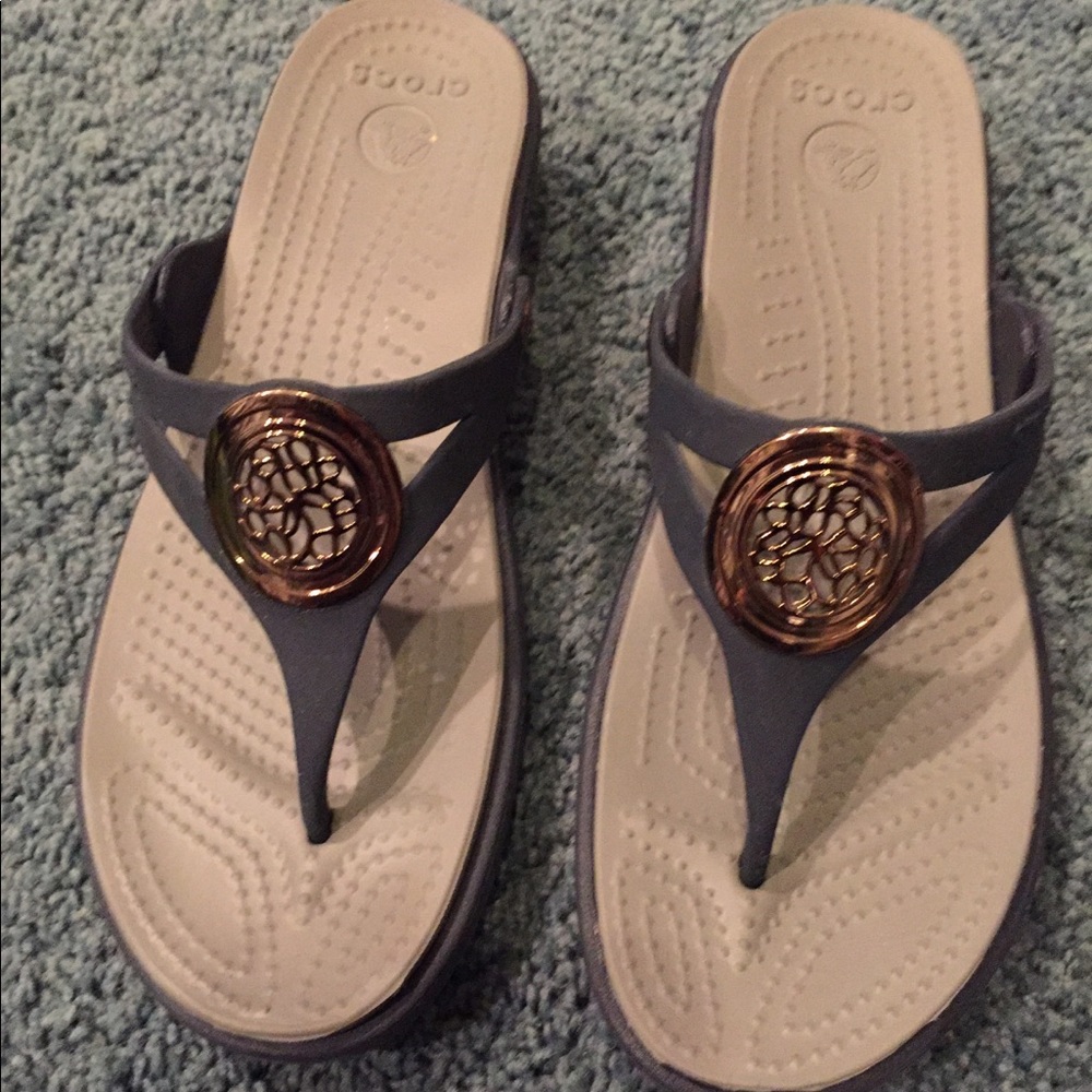 Women’s Crocs Sanrah circle wedge saddle. Size 7M